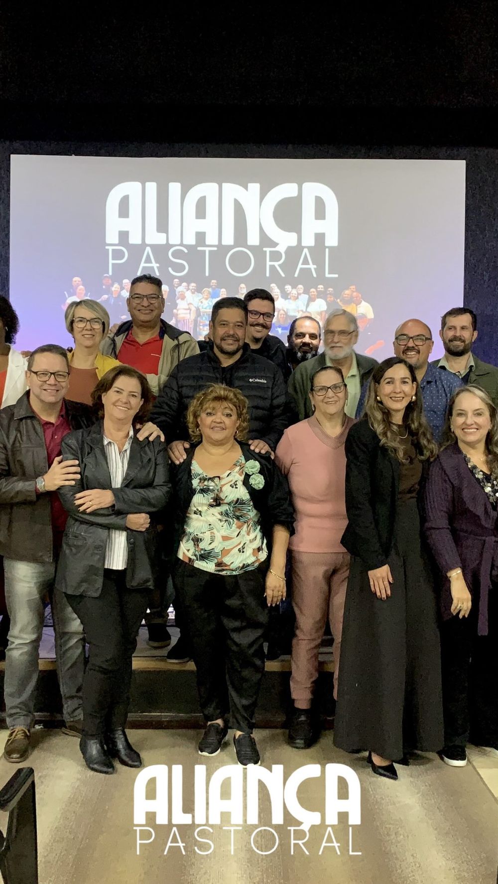 Pastores e líderes reunidos ao redor da mesa