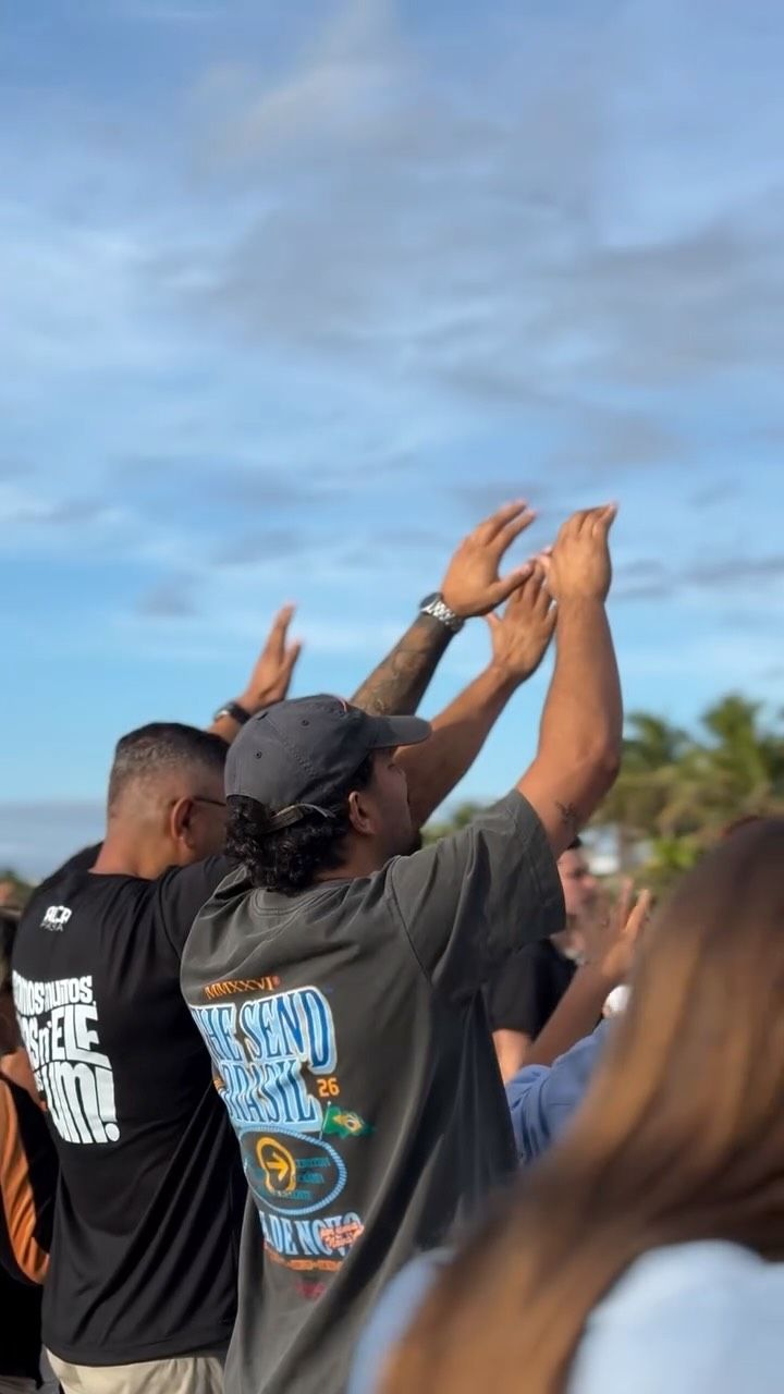 Mãos levantadas em adoração